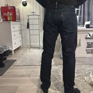 Mörkblå Levis jeans, modell ”Calder”. Storlek 34x34 i herrmodell 🫶🏼
