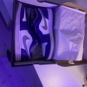 Jordan 1 low true blue - Nästan oanvända Jordans för ett bra pris. Köptes för 2600kr. Mer bilder vid förfrågan. Priset är diskutabelt 