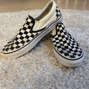 Vans rutiga svart/vit slip-on sneakers. Storlek 39 Kan skickas mot frakt