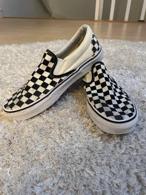 Vans rutiga slip-on stl 39 - Vans rutiga svart/vit slip-on sneakers. Storlek 39 Kan skickas mot frakt