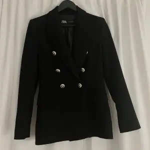 Säljer min favorit plagg från Zara. En klassisk elegant blazer i storlek 36/ S. Nyskick. Kan mötas i Stockholm. Säljs för 500kr.