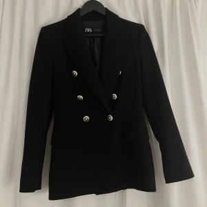Zara blazer  - Säljer min favorit plagg från Zara. En klassisk elegant blazer i storlek 36/ S. Nyskick. Kan mötas i Stockholm. Säljs för 500kr.