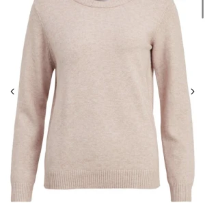 vila stickad tröja - super fin rosa stickad tröja! jätte fin och mysigt men säljer för att jag inte använder den så mycket🥰den är från vila och i storlek xs, men den är ganska stretchig så mer xs-m! den är dock lite mer rosa än på bilden så skriv om du vill ha fler bilder!🤗