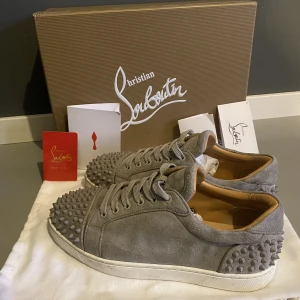 Louboutin skor - Tjena! Jag säljer mina gråa Louboutin skor, använda runt 5 gånger, skick 8/10. Box, dustbag och certifikat från skorna följer med.  Pris kan diskuteras vid snabb affär