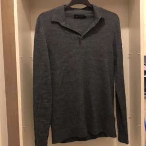 Långärmad pike - Långärmad pike från Riley. Tröjan är i bra skick. Storleken är S men skulle sägga att den passar bra på 165-170. Blandning på 50% ull och 50% akryl. Kom privat vid fler frågor eller funderingar