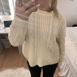 Stickad tröja  - Säljer denna stickade tröjan från Gina då den Inge kommer till användning, aldrig använt inga defekter💓