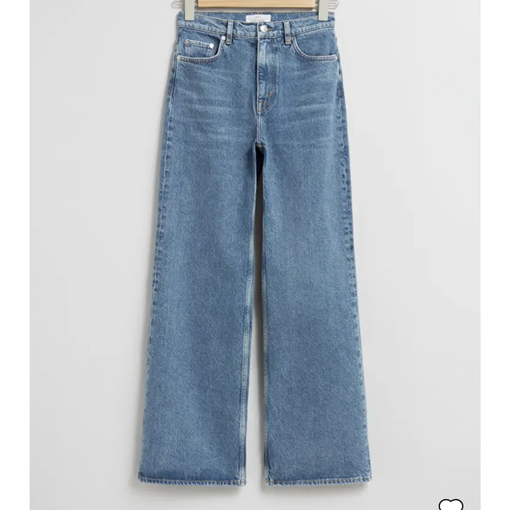 Fina jeans, sparsamt använda. Jeansen är lite ljusare än vad sista bilden visar.  Frakt tillkommer🫶 Jag är 163 cm och dem passar mig bra i längd, något långa. Jeans & Byxor.