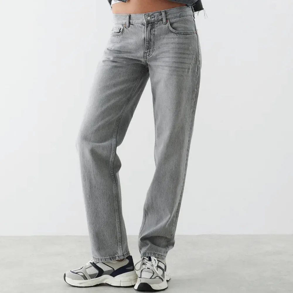 Säljer mina jättefina grå straight low waist jeans från Gina Tricot då de tyvärr inte passar mig. Jättefint skick! . Jeans & Byxor.