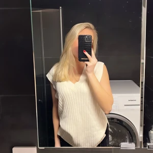 Väst från H&M - Superfin väst från H&M som går att ha över tröjor, skjortor eller liknande. Storlek XS men lång i modellen så passar nog även S-M beroende på hur man vill att den ska sitta 🥰
