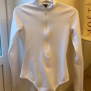 Body från PLT - Body från PrettyLittleThing i storlek 34. Knappt använd 💕