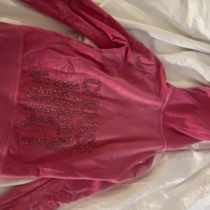 Juicy couture hoodie - Lite missfärgningar vid mudden men annars i super fint skick! 