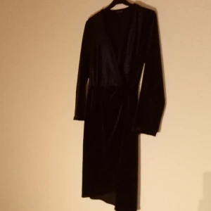 Omlottklänning - Svart sammetsklänning i omlott 