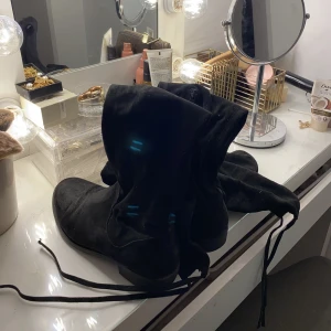 Svarta Overknees  - Fina overknees skor i storlek 38. Använde dessa när jag var yngre men passar mig inte i smaken längre! Super fina och i bra kvalitet! Är öppen för prisförslag