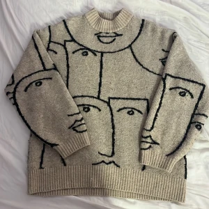 Stickad tjocktröja - xxs stor i storlek, lite nopprig, bra skick-inga hål, ordinarie pris: 350.