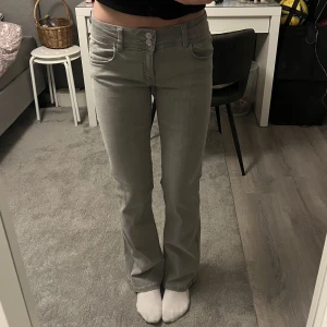 Lågmidjade jeans - Säljer nu dessa lågmidjade jeans från ginatricot young då jag har flera liknande. Endast använda några få gånger och därför i bra skick. Storlek 164 men passar bra på mig som är en XS. Säljer även i mörkgrå