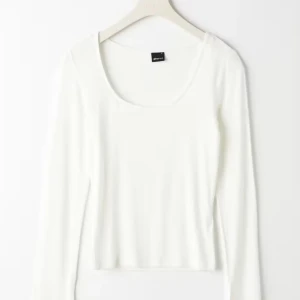 Long sleeve vit - Basic long sleeve topp från gina! Orginal pris 200 kr Tyvärr har den inte kommit till användning på länge, därav säljer jag den 🤍  -lite genomskinlig 