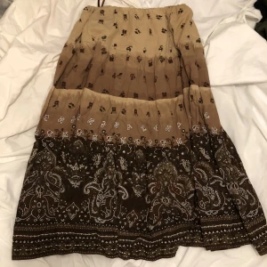 Orientalisk lång kjol - Så trendig kjol! Extremt stretchig i midjan. Märkt XL men jag är en S! Så passar S-XL