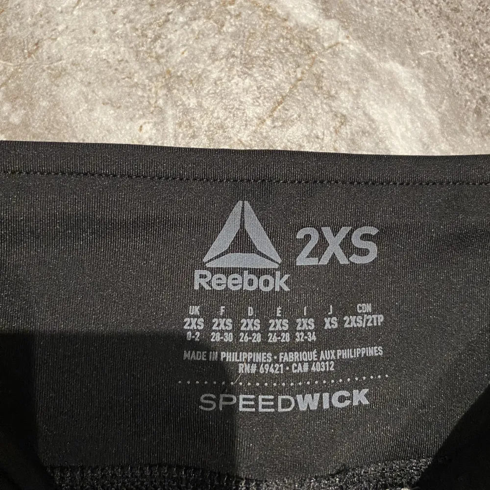 Jättefina svarta lena och stretchiga kort träningsbyxor i storlek xxs. Säljer pga stor garderobrensning. Kika gärna på mina andra annonser, säljer mycket. Samfraktar gärna:). Shorts.