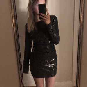 glittrig klänning - glittrig jättefin klänning, perfekt till nyår!! köptes på hm förra året och sålda slut supersnabbt, endast använd två gånger🥂