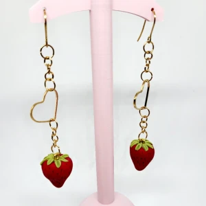 Örhängen  - Egengjorda örhängen i polymerlera 🍓 Själva hängen är i rostfritt stål och pläterat i guld, nickelfria!  Går att byta till plast eller clips om så önskas.