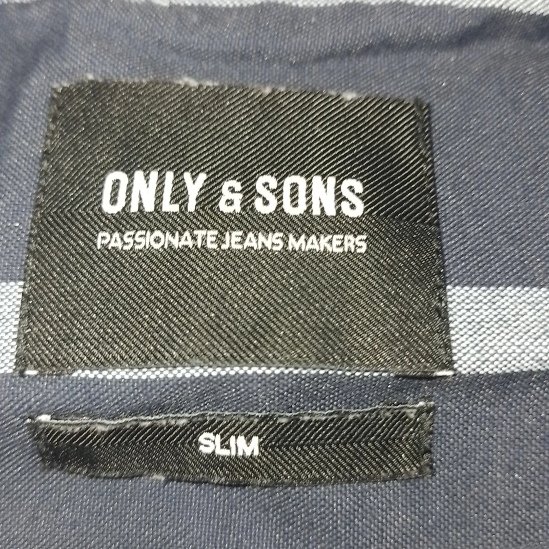 Ljusblå och mörkblå skjorta - 91