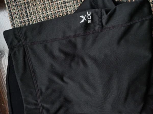 Träningsbyxor Soc. Stl L.  - Träningsbyxor i fint skick säljes. SOC, Stadium. Stl L. Katt finns i hemmet.