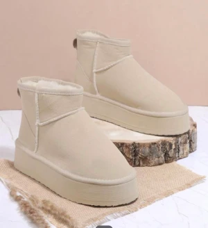 Uggs - Säljer dessa fina dupe på uggs super fina och jättefin färg samma som på bilden. Beställde fel storlek orkar inte skicka tillbaka dem. Säljer helt nya med paketet💕