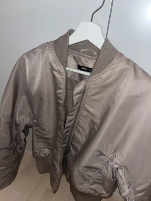 Bomberjacka beige - Bomberjacka från Gina säljes. Aldrig använd så i nytt skick. 