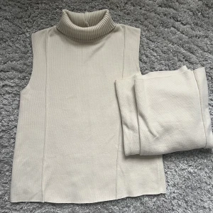 Set Zara - Nytt mys set från zara. Aldrig använt, men har tagit bort prislapparna. nypris är 528, men säljer det för 300! Tröjan är strl M och byxorna S. Passar mig som är 168 cm! Färgen är offwhite, mer än beige! Köparen står för frakt!
