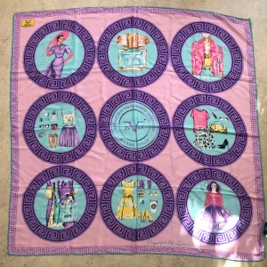 Scarf Versace1969 Abbigliamento Sportivo Milano - Scarf Versace1969 Abbigliamento Sportivo Milano, oanvänd. Märket har bytt namn och heter nu, 19V69 Italia, märket är alltså inte Versace utan var skapat av en annan designer Alessandro Versace. 90x90 cm