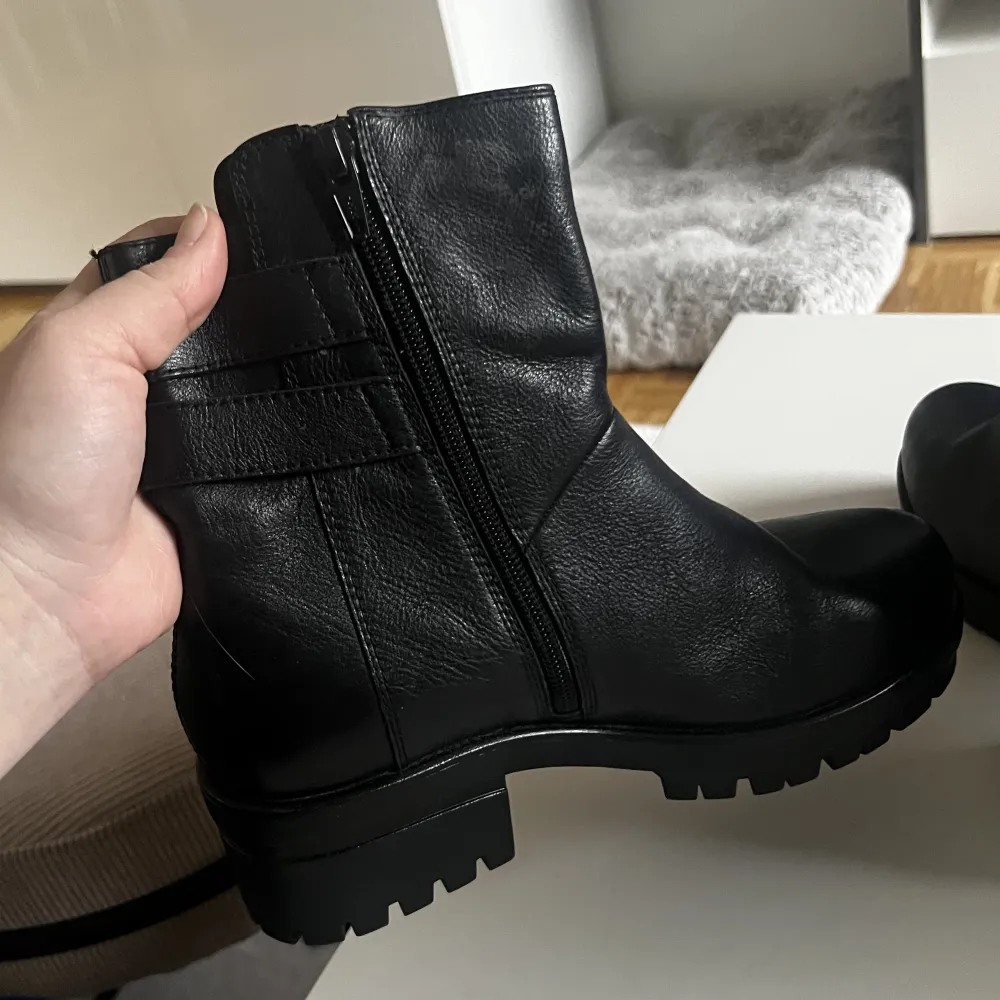 Ett par svarta boots i märket Vagabond och är i storlek 37. De är sparsamt använda och är i bra skick, bild 3 visar ett litet märke på skorna men annars är det i toppskick❤️. Kengät.