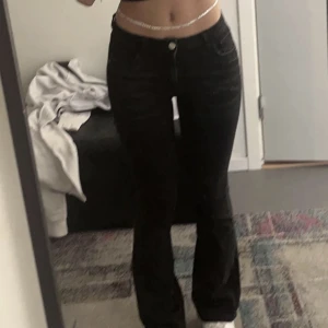 Svarta jeans - Svarta flare mid/lågmidjade jeans. Storlek xs men passar mig som brukar ha S/34/36. Stretchigt material.
