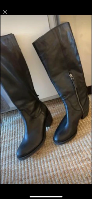 Stövlar från Stockholm Design Group - Stövlar i skinn Nya Handgjorda  Dustbag