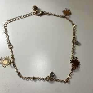 Hello kitty fotlänk - Säljer denna pga att den inte passar på mig som varken fotlink eller armband. 