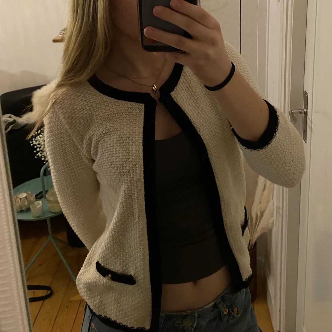 En fin vit kofta med detaljer