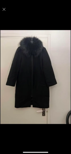 Zara kappa - Sparsamt använd, inga defekter. Kappa med päls (avtagbar) Rund hals då.  Zara. 