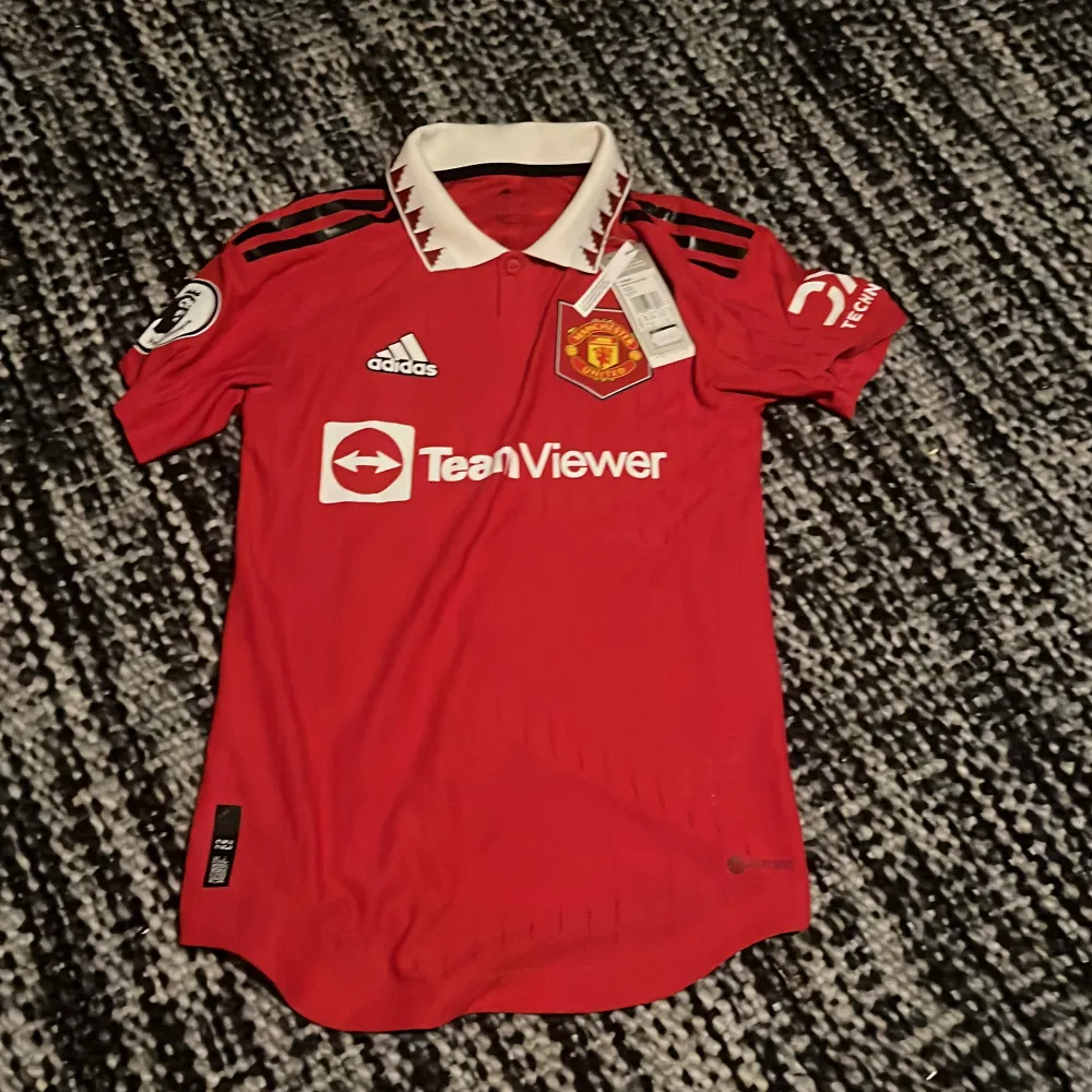 Hej säljer min Manchester United tröja för att jag inte använde den. Tags finns med som ni ser på bilderna. Ny pris 1100.. Hoodies.