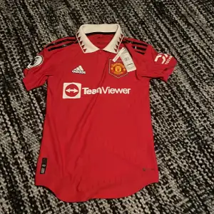 Hej säljer min Manchester United tröja för att jag inte använde den. Tags finns med som ni ser på bilderna. Ny pris 1100.
