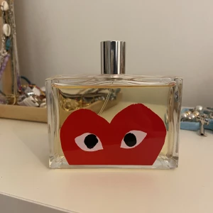 Comme des garcons parfym - Nästan oanvänd parfym från comme des garcons, 100ml. Köpt i köpenhamn förra året. Luktar mandarin, kanel o körsbär, nypris 1200kr