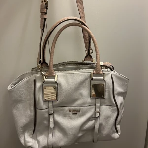 Vintage Guess väska - Sparsamt använd med mindre/inga defekter. Inget kvitto