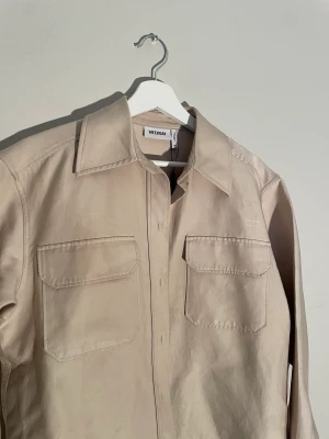 Skjort-jacka - Jättefin skjorta i lite tjockare material från weekday. Använd 1-2 gånger💕storleken är xs men den är oversized