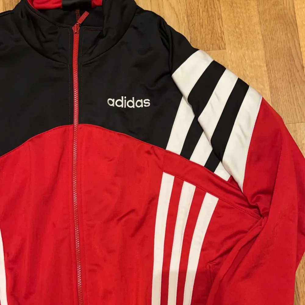 Tröja från Adidas. Denna är aldrig använd och har några år på nacken! (se prislapp) Storlek L. Hoodies.