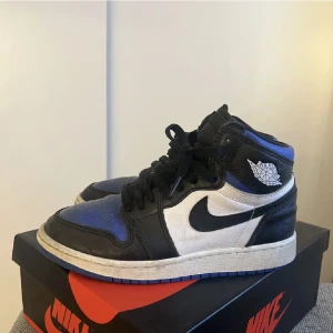 Jordan 1 high - Jordans 1 high i ett bra skick. Mycket små skador på skon. (Skriv om ni vill ha en närmre titt) Säljer pga att de är för små. Köptes för 2800kr❣️. Levereras i orginalkarton. Skriv till mig om ni har frågar.
