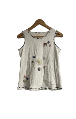 Vitt linne med broderi - Vitt linne med fastsydda pärlblommor🫧🧚🏻‍♂️