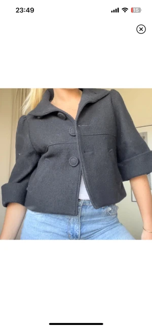 Kappa svart - Svart kappa som är super fin till hösten och vintern