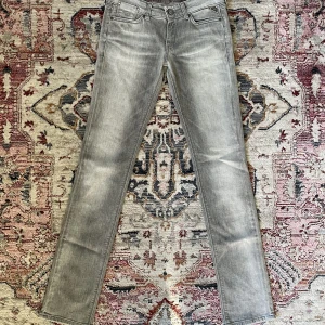 Replay Jeans Detaljer  - Säljer nu dessa tjej jeans i storleken W: 27 L: 32 