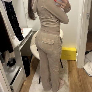 Juicy dress - Juicy sett i så mysig brun färg, knappt använd! Storlek XXS på båda delar men skulle säga att den passar upp till S, säljer endast som sett!🐻