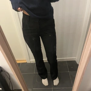 bikbok kostymbyxor  - svarta kostymbyxor från bikbok i storlek 34, säljer de eftersom att de har blivit försmå, men på mig som är 1,74 så sitter de fortfarande bra i längden💕använd er gärna av köp nu💞