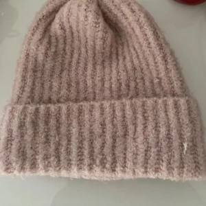 Mössa - Varm mössa från zara i rosa. Mjukt material, inte stickig. Pris kan diskuteras vid snabb affär.
