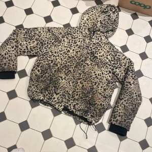 Leopard jacka - Fodrad vinterjacka med leopard mönster